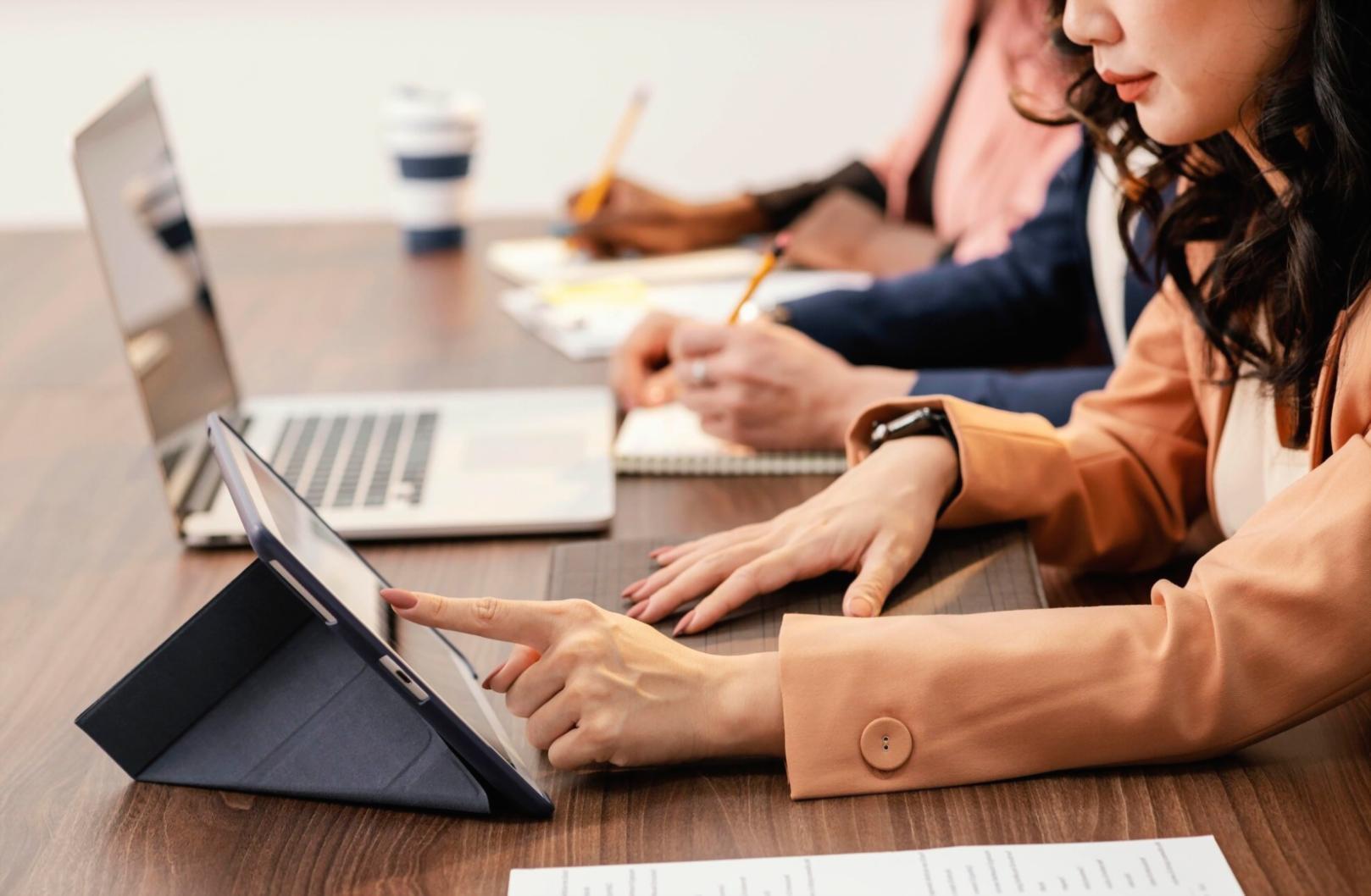 Diagrama visual del proceso de aprendizaje progresivo en finanzas