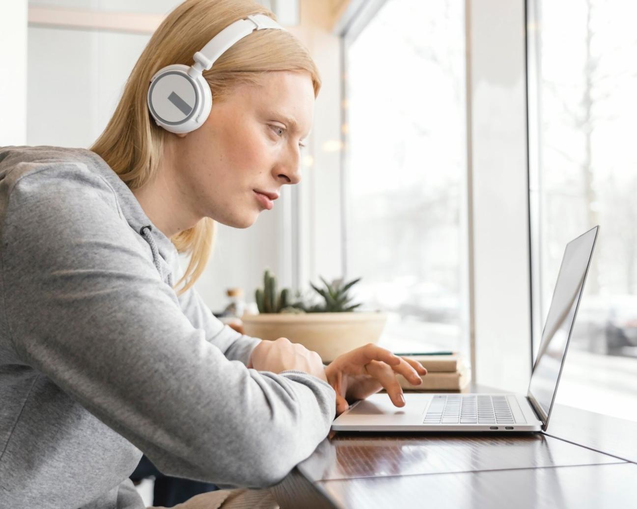 Estudiante utilizando herramientas financieras profesionales en sesión práctica