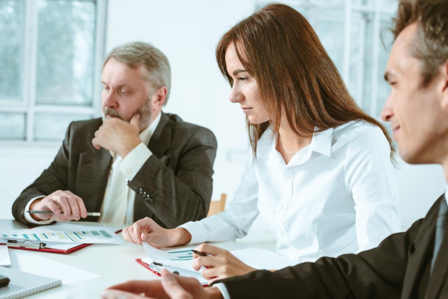 Persona aprendiendo conceptos financieros con documentos y calculadora